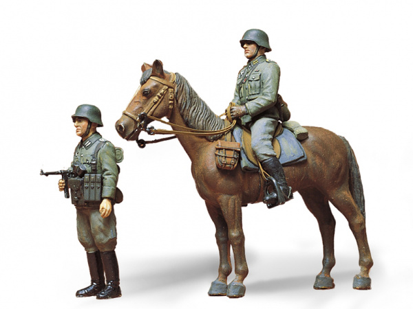 Модель - Нем. солдат на коне и 1 фигура солдата (1:35). 