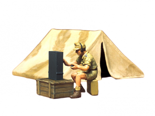 Модель - Нем.радист с палаткой (африканский корпус), ящик, канистра. 