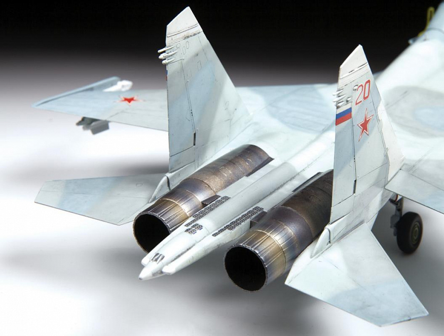 Модель - Российский учебно боевой самолет Су-27УБ. 