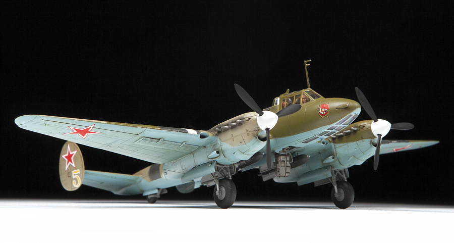 Модель - Пе-2 Советский пикирующий бомбардировщик. 