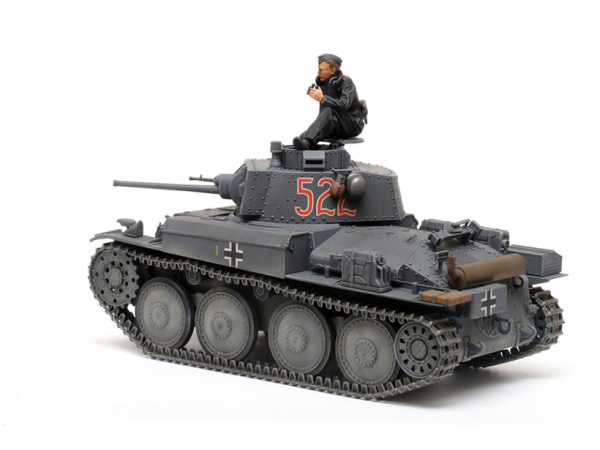 Модель - Panzer 38(t) Ausf.E/F с фигурой танкиста (1:35). 