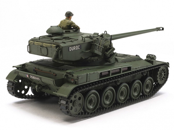 Модель - AMX-13 Французский легкий танк с фигурой командира (1:35). 