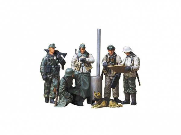 Модель - Немецкие солдаты зимой вокруг полевой печки (5 фигур) (1:35). 