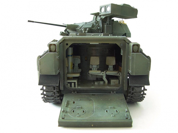 Модель - Американский бронетранспортер M2 Bradley IFV (1:35). 