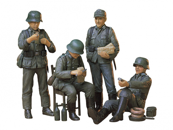 Немецкие солдаты на отдыхе, четыре фигуры (1:35). 