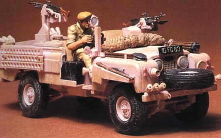 Модель - Английский джип спецназа (SAS) Land Rover Pink Panther с фиг. 