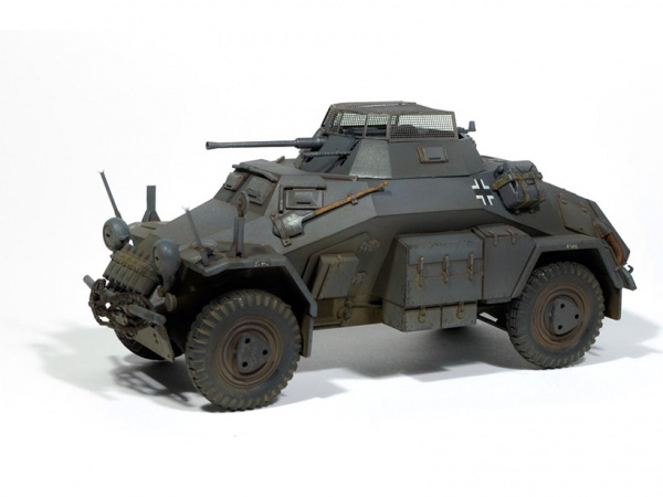 Модель - Немецкий легкий бронеавтомобиль Sd.kfz 222 с 1 фигурой (1:35. 