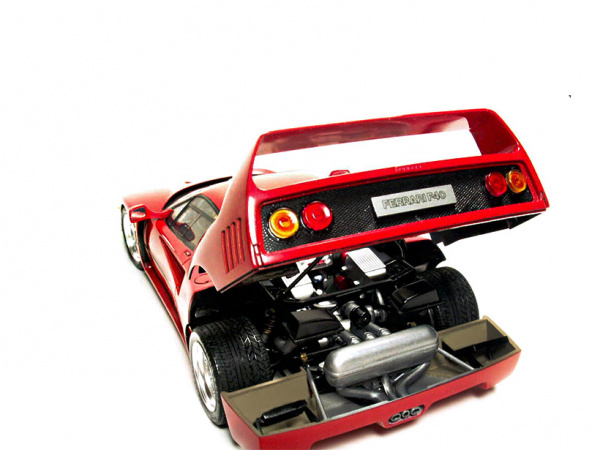 Модель - Ferrari F40 (1:24). 